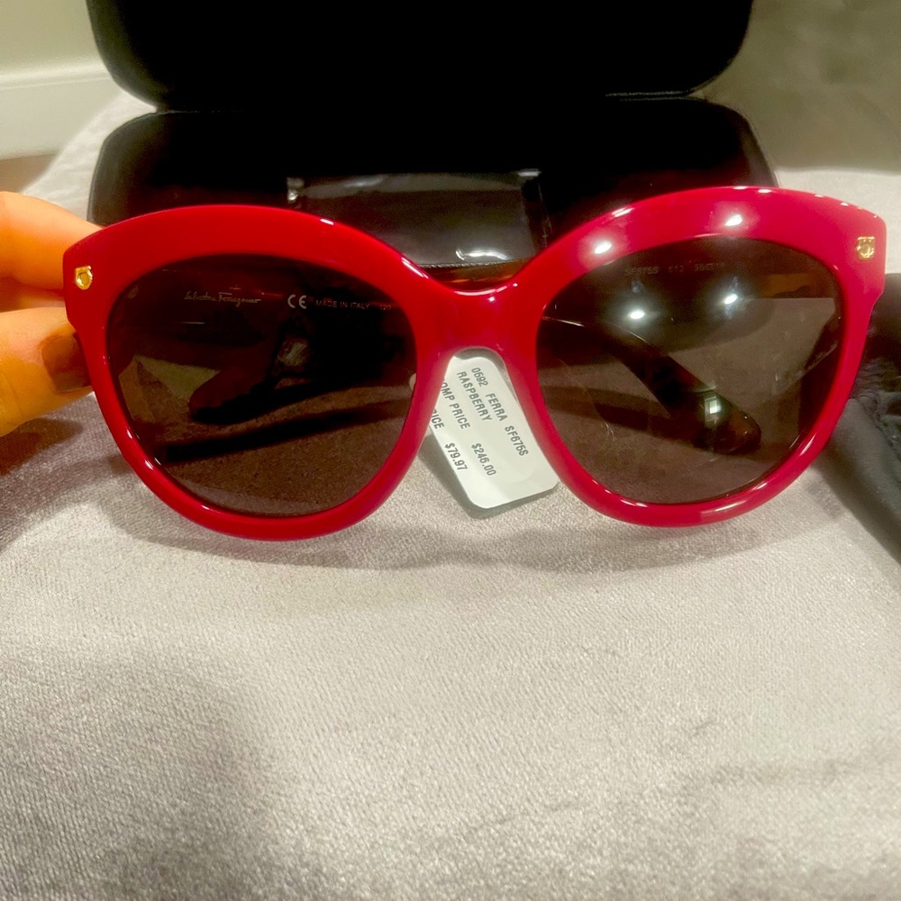 Brand “NEW” Never been worn Raspberry Salvatore Ferragamo women sunglasses 🕶️